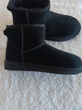 NWT Uggs Koolaburra Shorty Suede Booties
